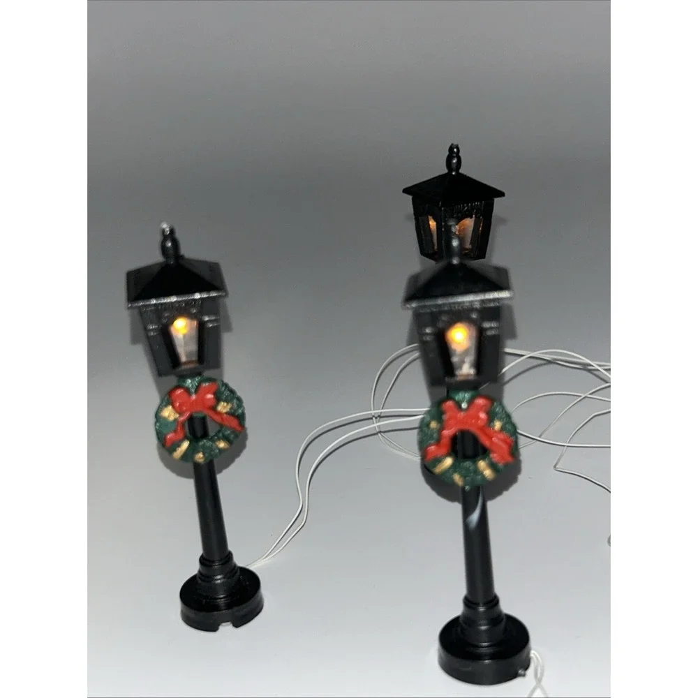 Vintage 1991 Lemax Village Accessory 4 Street Lamp Posts W/Wreaths Light Up